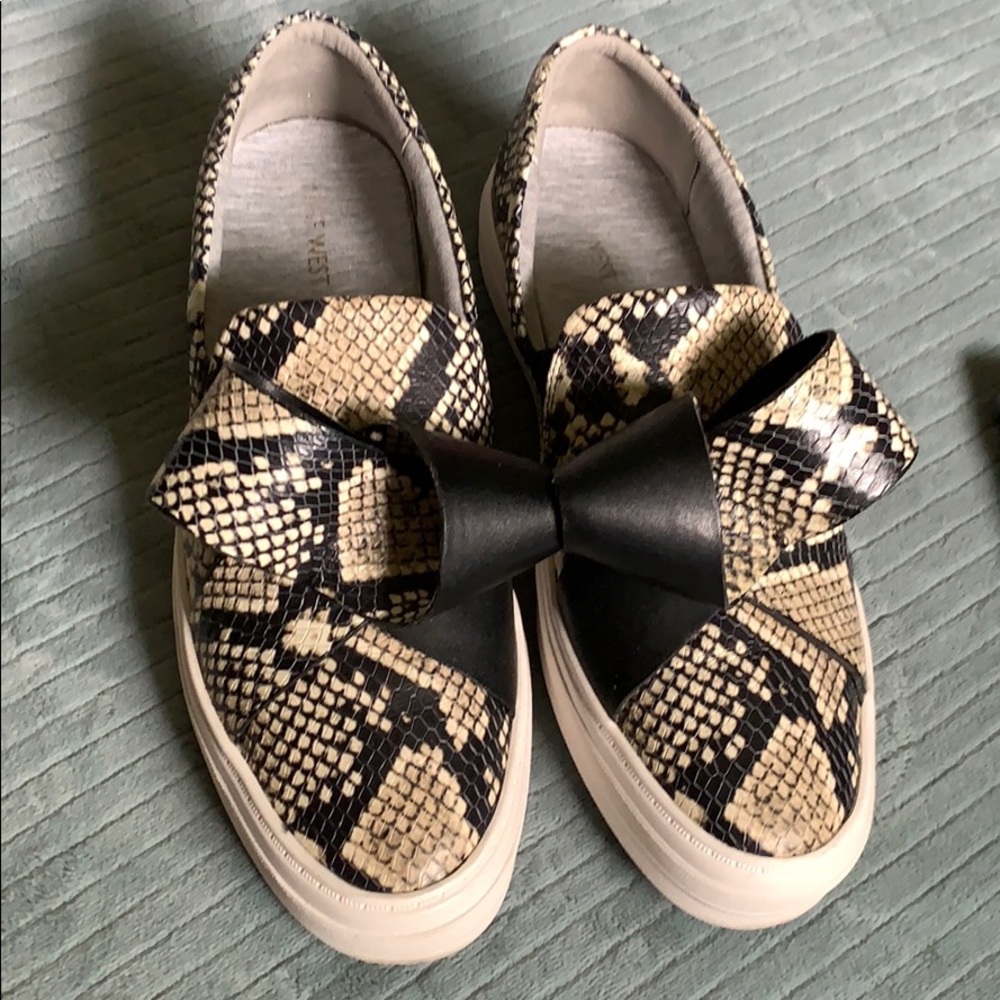 These have been worn only 1 time😊